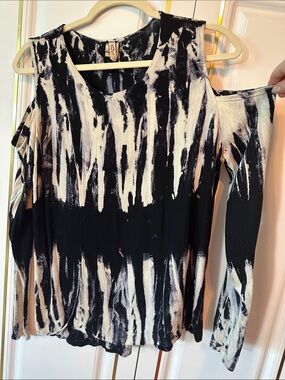 XCVI Black & Cream Abstract Cold-Shoulder Top